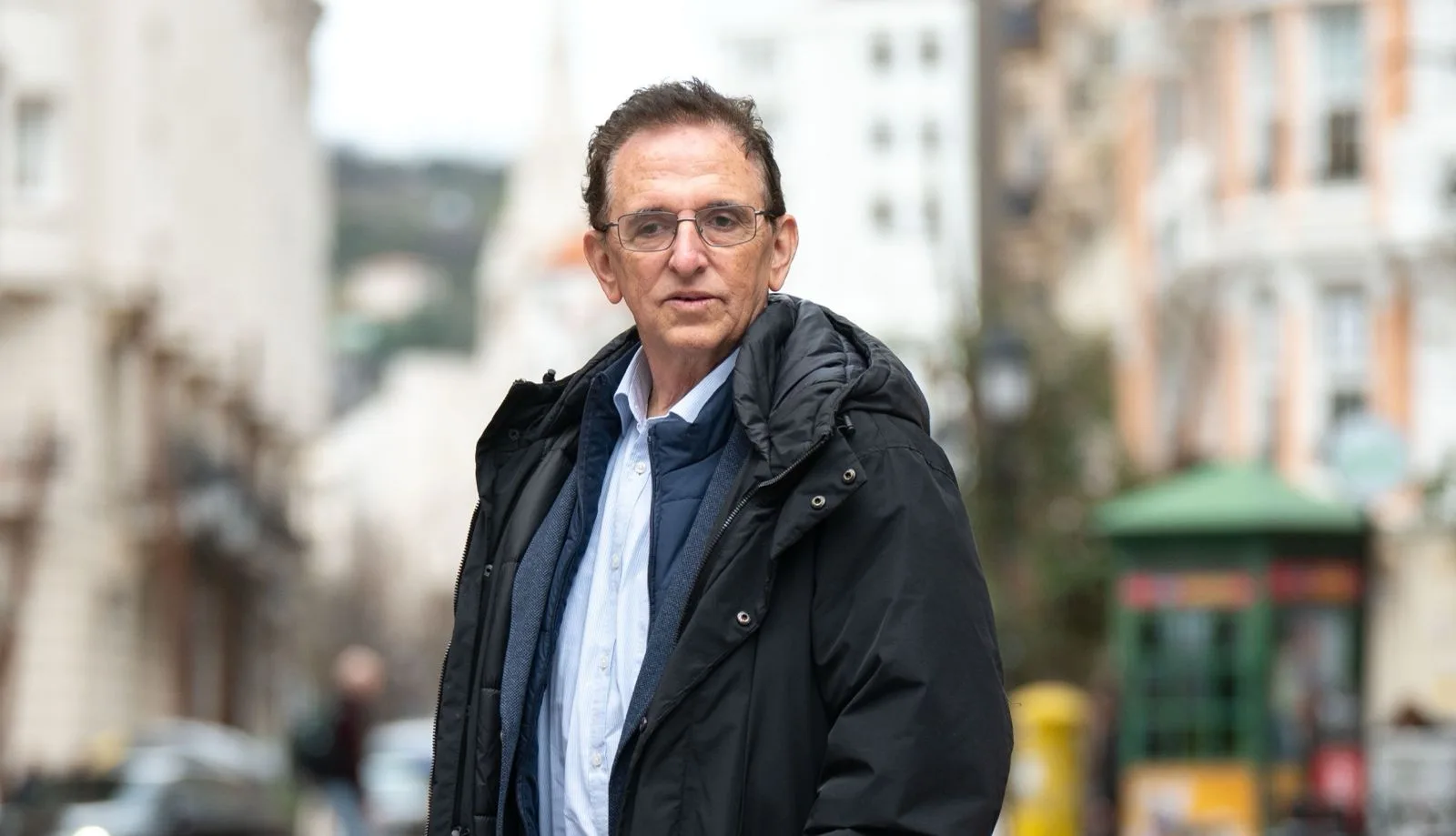 Retrato de medio cuerpo de Martín Ascacibar Gregorio al aire libre, con abrigo oscuro